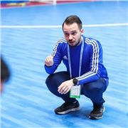 Professeur particulier qui donne des cours de sport pour des étudiants du collège jusqu'à l'université